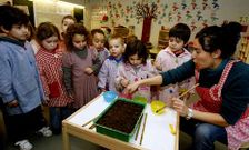 El colegio de Pedrouzos en Bri�n, en la foto, tendr� cinco profesores m�s este curso.