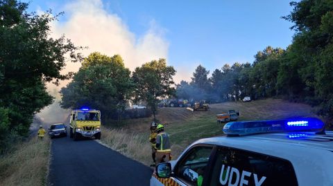 Este es el aspecto que presentaba el incendio de San Mamede de Lousada (Carballedo) pasadas las nueve de la tarde