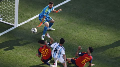 Unai Sim�n, Cubars� y Merino defendiendo una acci�n en la final del Mundial.