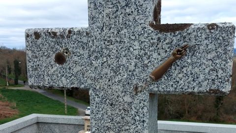 Detalle de una de las cruces, donde qued� un brazo de la imagen