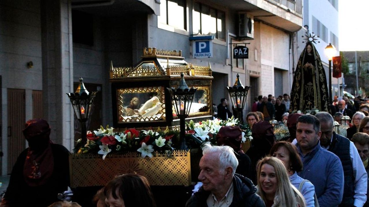 La procesión del Santo Entierro llena las calles y emociona en A Estrada