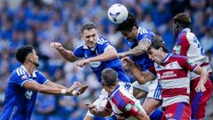 Calvo, Costas y Chris Ramos disputan un bal�n en el Real Oviedo-Granada