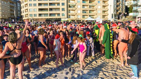 Chapuz�n para despedir el a�o en la playa de Silgar, en Sanxenxo