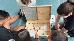 En el proyecto de innovaci�n docente del campus de Pontevedra el alumnado deb�a resolver diferentes pruebas ocultas en cajas y relacionadas con los primeros auxilios en el medio natural 