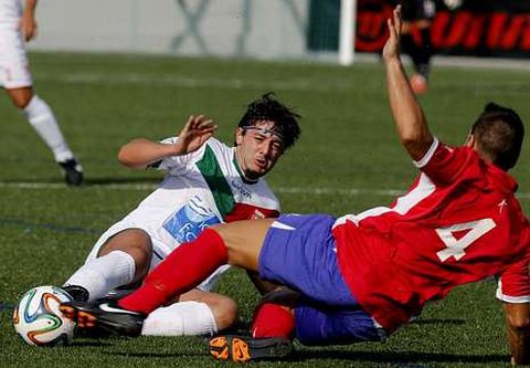 El larach�s Mon disputa un bal�n a un jugador del Choco. 
