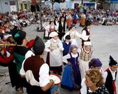 <span lang= es-es >M�sica y baile (A Pobra)</span>. El Cant�n da Le�a se llen� de folclore gallego y asturiano la tarde del s�bado.