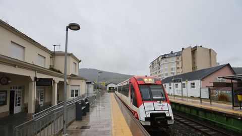 Tren de servicios m�nimos, en la estaci�n de FEVE de Viveiro.