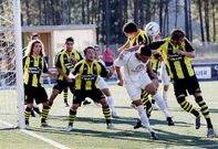 Carde�osa (de blanco) intentando rematar un c�rner en la porter�a del Bertamir�ns. 