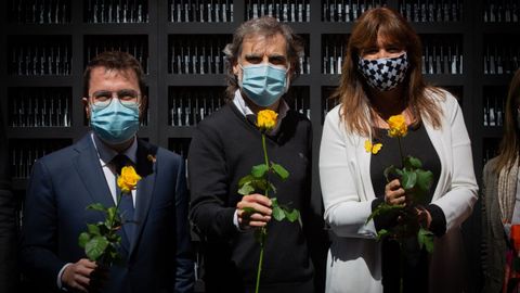 Pere Aragon�s (ERC), Jordi Cuixart (�mnium) y Laura Borr�s (Junts), el viernes, en un acto de Sant Jordi en Barcelona