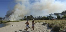 El incendio entre la laguna y las casas tambi�n sorprendi� a varios ba�istas que se encontraban en la playa ayer por la tarde. 
