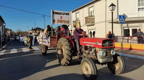La comparsa de la parroquia de A Ferreir�a en el inicio del recorrido