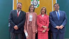 Ver�nica Bol�n, con el diploma, y representantes de la UDC