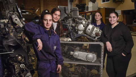 Cuatro alumnas del ciclo de Electromecnica, este curso, en el CIFP A Xunqueira de Pontevedra