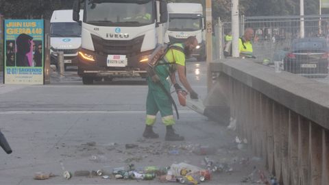 Las playas de Riazor y Orz�n amanecen llenas de basura tras la noche de San Xo�n
