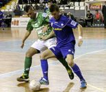 Antonio protege el bal�n ante la presencia de Ara�a.