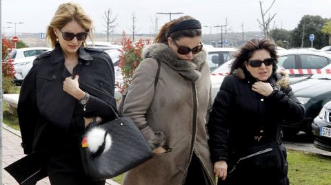 Alba Carrillo, Teresa Bueyes y Loles Le�n, muy amigas desde que coincidieron en �Amigas y conocidas�, acudiendo al tanatorio donde se vel� a la periodista. 