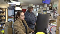 En el taller de Vianney Castro hay propaganda electoral suya, ya que fue candidato demcrata a alcalde de Hazleton.