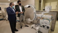 El responsable del rea sanitaria provincial, Ramn Ares, y el delegado territorial de la Xunta, Javier Arias, hace varios meses en el hospital de Burela, donde se entregaron diferentes equipos