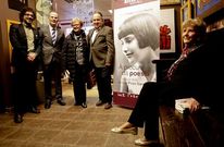 Luz Pozo (dereita), onte, durante a presentaci�n da s�a biograf�a en Portas Artabras. 