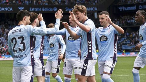 Los futbolistas del Celta, celebrando uno de los goles ante el Elche.
