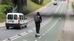 Un joven circulando en patinente en Lugo, en una imagen de archivo