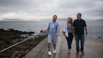 Iago disfruta mucho del paseo mar�timo porque la barandilla le permite caminar solo