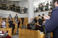 El pleno celebr� un minuto de silencio por las dos ni�as muertas en el crimen de Mora�a. 