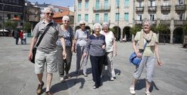 Ron y Jean Berry, Rina, Jean Griffiths, Debbie y una compa�era de la U3A del Reino Unido, ayer en la praza da Ferrer�a. 