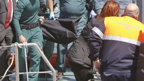 Llegada al puerto de Combarro del cuerpo del tripulante que estaba desaparecido. 