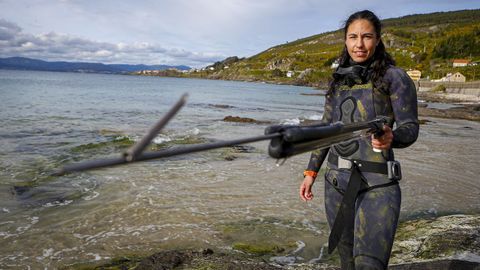 Soraya Hermida con su arpn en A Arnela, Porto do Son, antes de un entrenamiento.