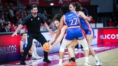 Dos contra uno defensivo del Baxi Ferrol frente al Casademont Zaragoza este curso.