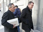 David P�rez -derecha- a la entrada de la Audiencia. 