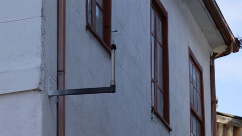 Los diez sonmetros se instalaron en el ao 2004 en la zonas donde haba ms quejas vecinales por el ruido. Esos dispositivos siguen hoy en da en su lugar (en la imagen, el de la esquina de la calle Gravina con Pizarro).