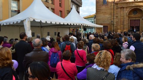 Decenas de personas en el acto de homenaje a las v�ctimas de la violencia machista
