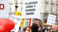 Imagen de archivo de una concentracin de la asociacin Derecho a Morir Dignamente en la Puerta del Sol de Madrid