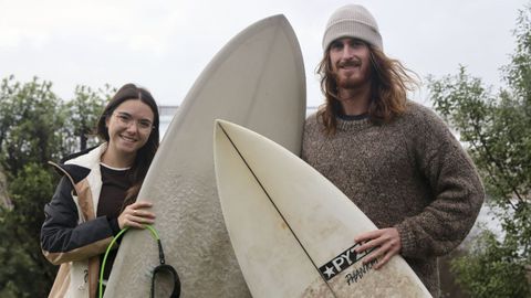 Elisa y Harry, en su casa de Doni�os, donde viven desde hace un a�o.