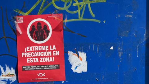 Cartel de Vox colgado en las inmediaciones de un centro que acoge inmigrantes en el municipio leons de Villaquilambre que gestiona la orden San Juan de Dios