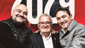 Cata (izquierda) y Braulio V&aacute;zquez (derecha), junto al presidente del Club Atl&eacute;tico Osasuna, Luis Sabalza