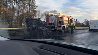 Uno de los veh�culos implicados en el accidente en el kil�metro 32 de la AP-9 volc� y ardi�