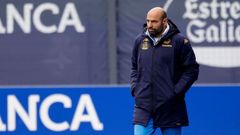 Manuel Pablo, t�cnico del Fabril, durante un partido en el campo Arsenio Iglesias del D�por Training Center.