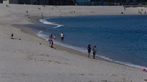 Disfrutando del sol en el paseo mar�timo y en las playas en A Coru�a