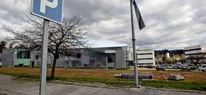 La zona afectada por las obras fue vallada y en el aparcamiento ya no estacionan coches.