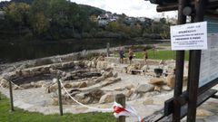 Bañistas este lunes en las termas de A Chavasqueira pese a la prohibición de acceso.