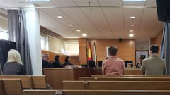 Los acusados, esta ma�ana en los juzgados de Ferrol. 