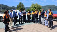 Gabriel Al�n con miembros de Protecci�n Civil en Castrelo de Mi�o