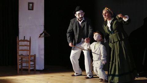 Un momento da representación de «Cousas» pola compañía teatral Os Quinquilláns