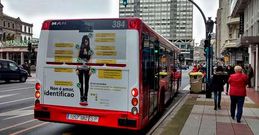 Varios buses del transporte urbano publicitan la campa�a del Valedor do Pobo contra la violencia sexista