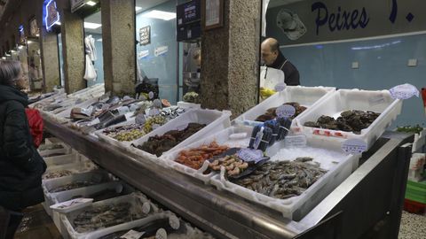 Venta de marisco y pescado en el mercado de Santiago