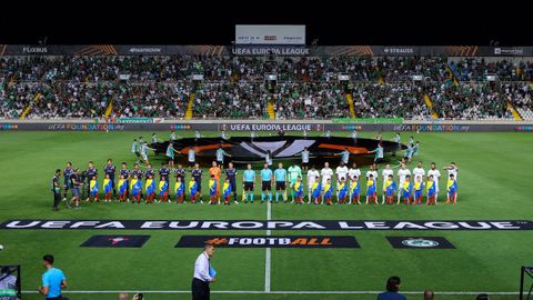 Los jugadores del Celta y del Omonia, antes del inicio del partido.