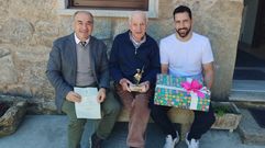 El alcalde de Rois, Ramn Tojo, Jos Vzquez Castao y su nieto Francisco.